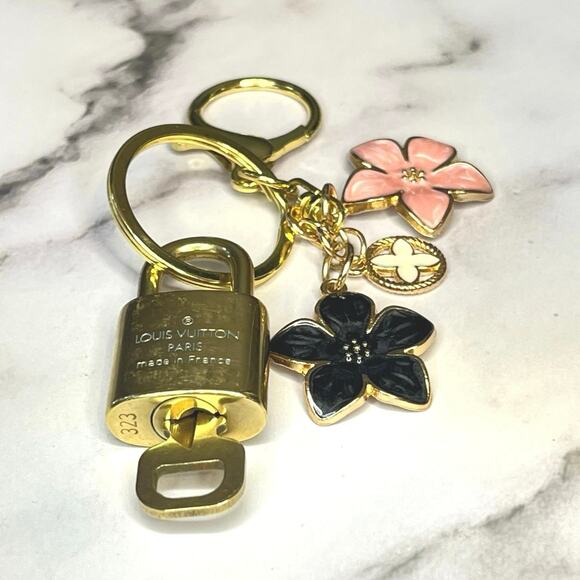 Louis Vuitton Lock & Key Set #323 with a Floral Charm Keychain - Picture 2 of 5